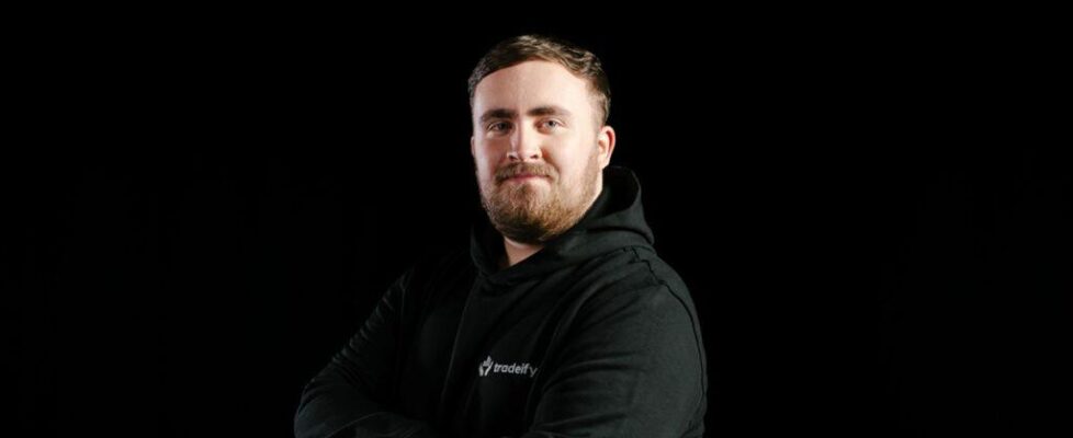 Tradeify宣布与世界排名第一飞镖冠军Luke Littler签署全球品牌大使合作，推出“冠军心态”计划