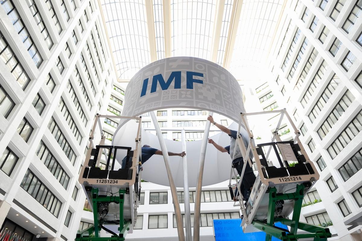 IMF上调全球增长预期至3.3%，但警告地缘政治风险与AI估值脆弱性