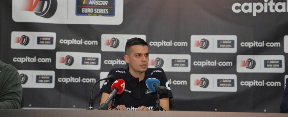 Capital.com宣布白金赞助塞浦路斯NASCAR欧洲系列赛车手Vladimiros Tziortzis！携手本地天才车手出征2026赛季，强化纪律与长期发展品牌理念