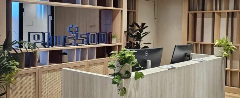 Plus500 2025年营收7.924亿美元小幅增长3%！净利润2.813亿美元同步增3%，ARPU创纪录3268美元，新客户获取成本降13%，2026年业绩预期超市场共识